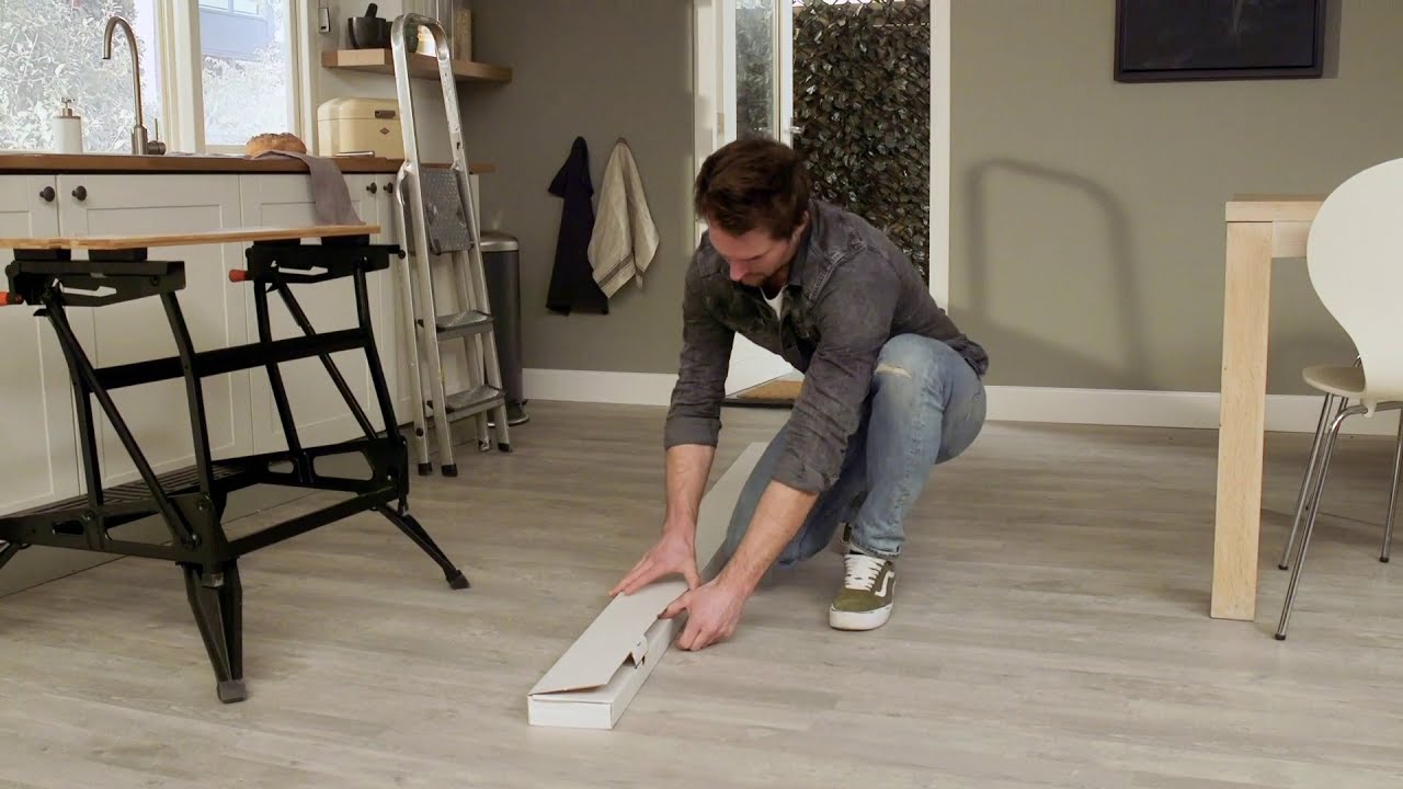 Hur man installerar en veckad dörr med inbyggt insektsnät